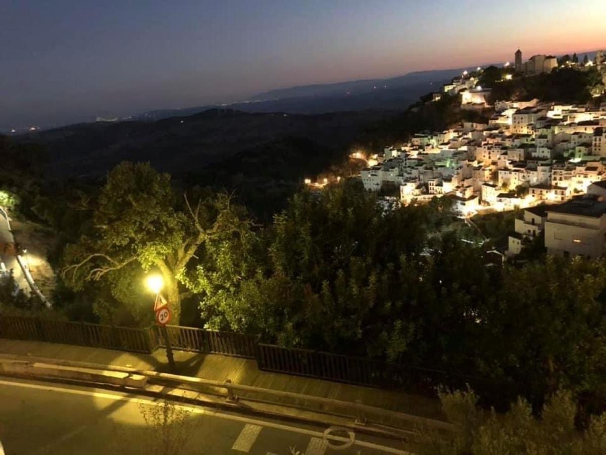 Stylish 3 Bed House 2 Bathrooms, With Patio, Roof Terrace And Communal Pool 5 Minutes Away From The Beautiful Spanish White Village Of Casares Pueblo And Only 20 Mins From The Sea Buitenkant foto
