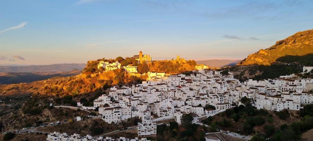 Stylish 3 Bed House 2 Bathrooms, With Patio, Roof Terrace And Communal Pool 5 Minutes Away From The Beautiful Spanish White Village Of Casares Pueblo And Only 20 Mins From The Sea Buitenkant foto