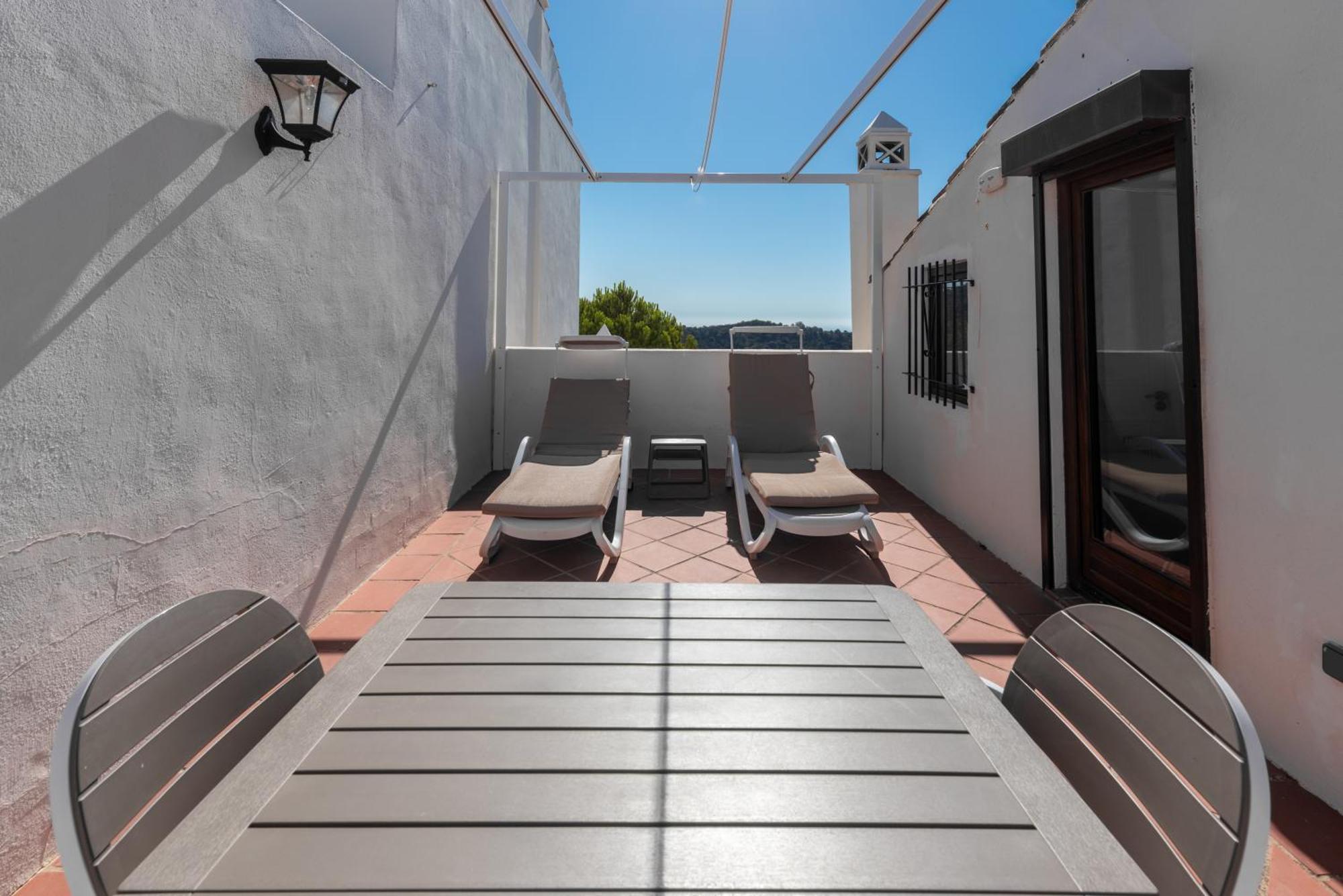 Stylish 3 Bed House 2 Bathrooms, With Patio, Roof Terrace And Communal Pool 5 Minutes Away From The Beautiful Spanish White Village Of Casares Pueblo And Only 20 Mins From The Sea Buitenkant foto