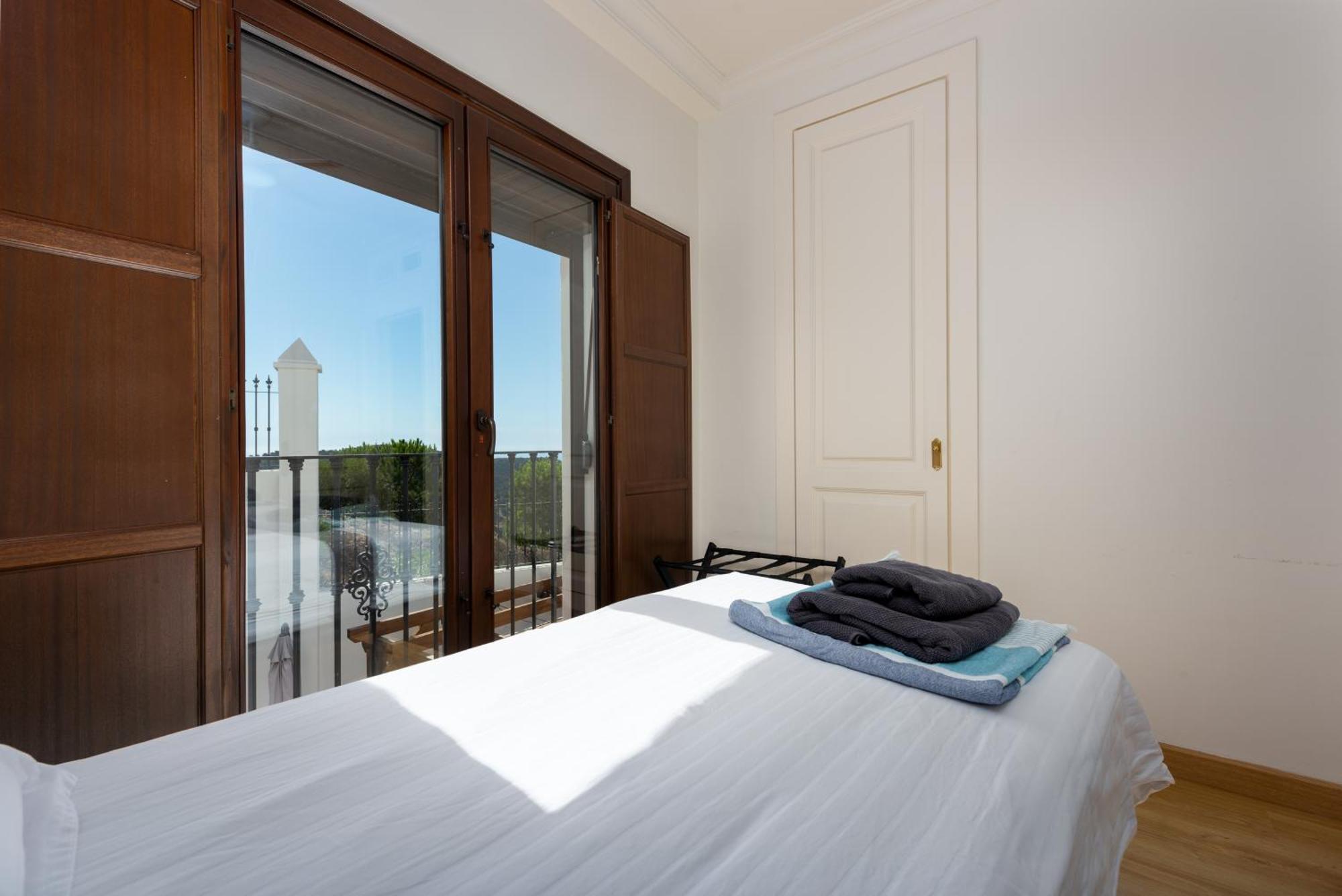 Stylish 3 Bed House 2 Bathrooms, With Patio, Roof Terrace And Communal Pool 5 Minutes Away From The Beautiful Spanish White Village Of Casares Pueblo And Only 20 Mins From The Sea Buitenkant foto