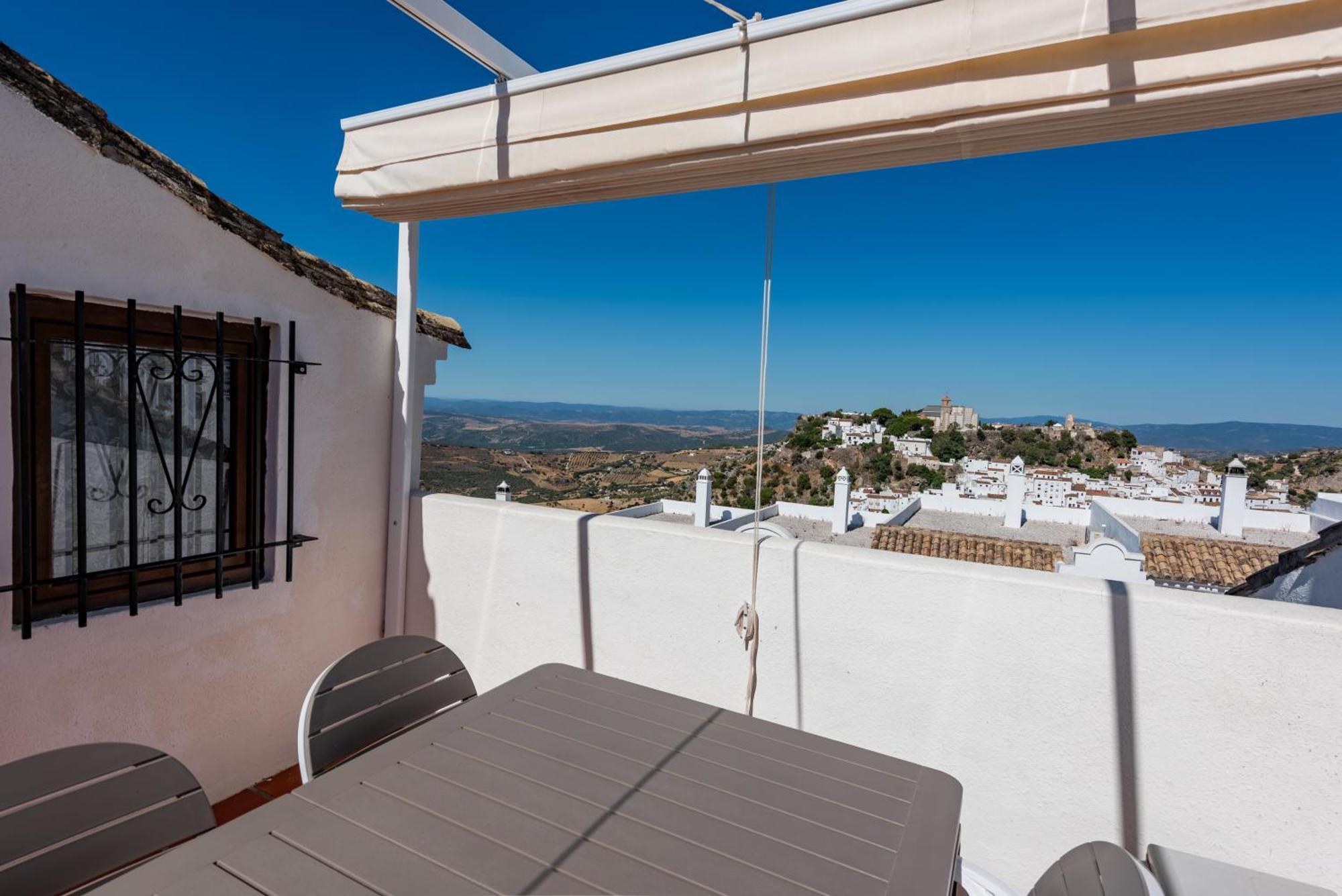 Stylish 3 Bed House 2 Bathrooms, With Patio, Roof Terrace And Communal Pool 5 Minutes Away From The Beautiful Spanish White Village Of Casares Pueblo And Only 20 Mins From The Sea Buitenkant foto