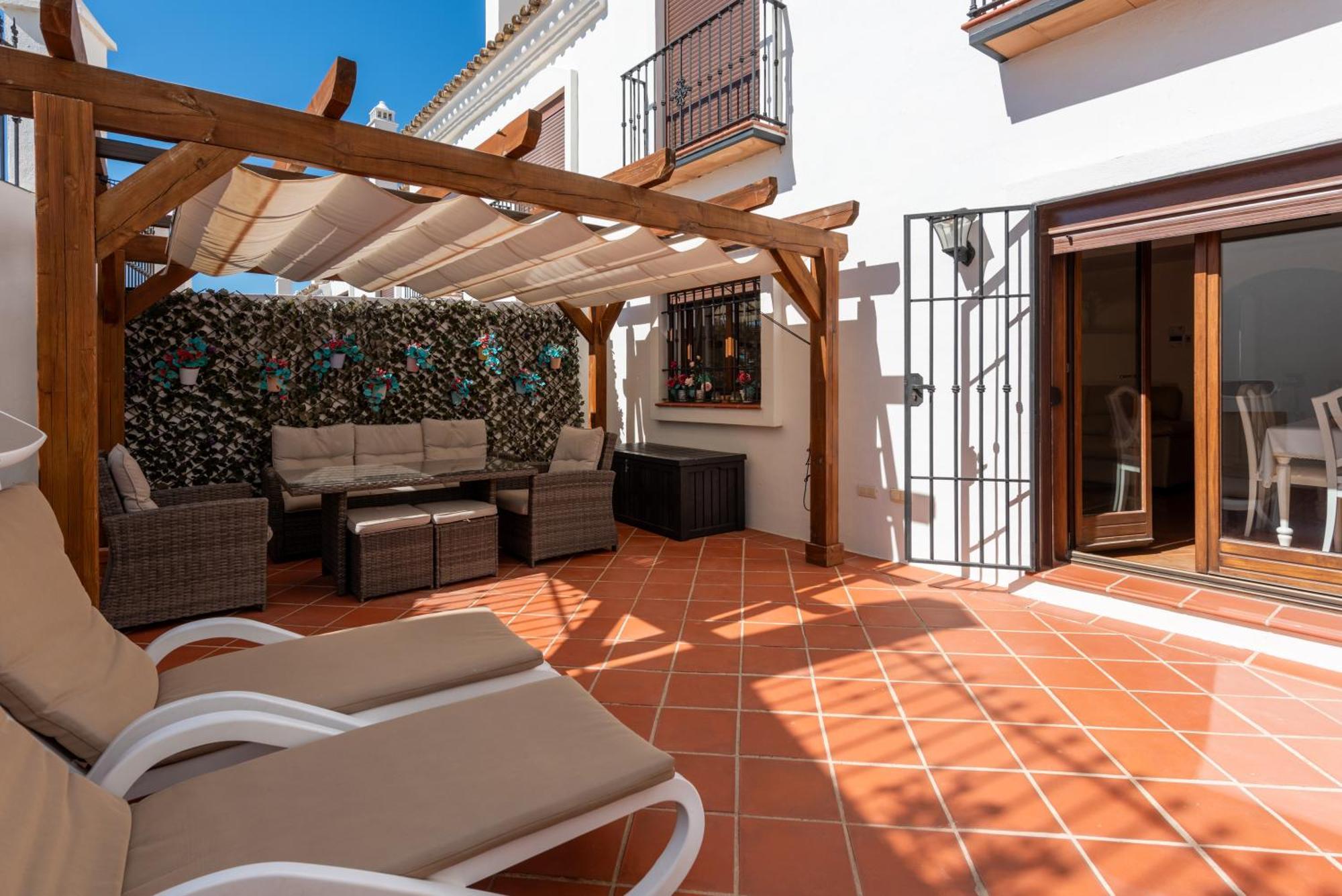 Stylish 3 Bed House 2 Bathrooms, With Patio, Roof Terrace And Communal Pool 5 Minutes Away From The Beautiful Spanish White Village Of Casares Pueblo And Only 20 Mins From The Sea Buitenkant foto